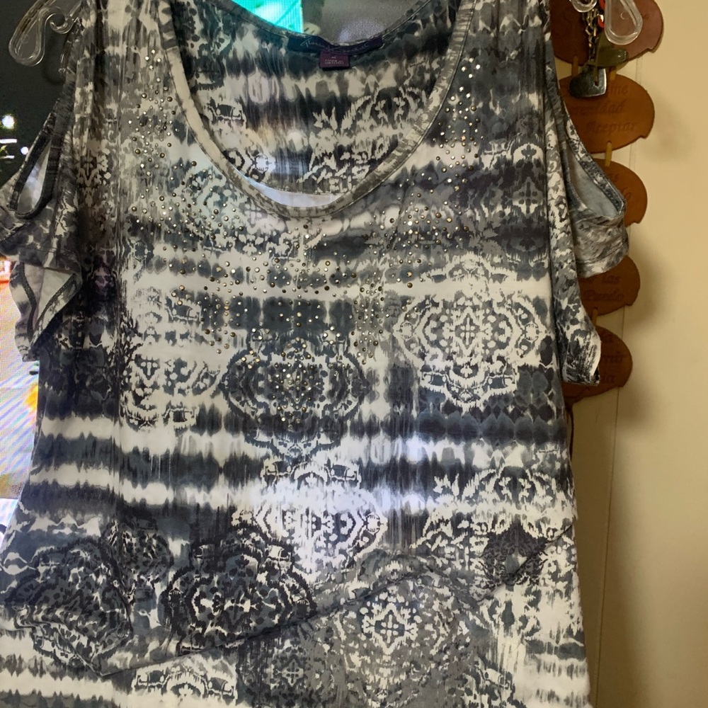 Gloria Vanderbilt Black and Gray Patterned Blouse